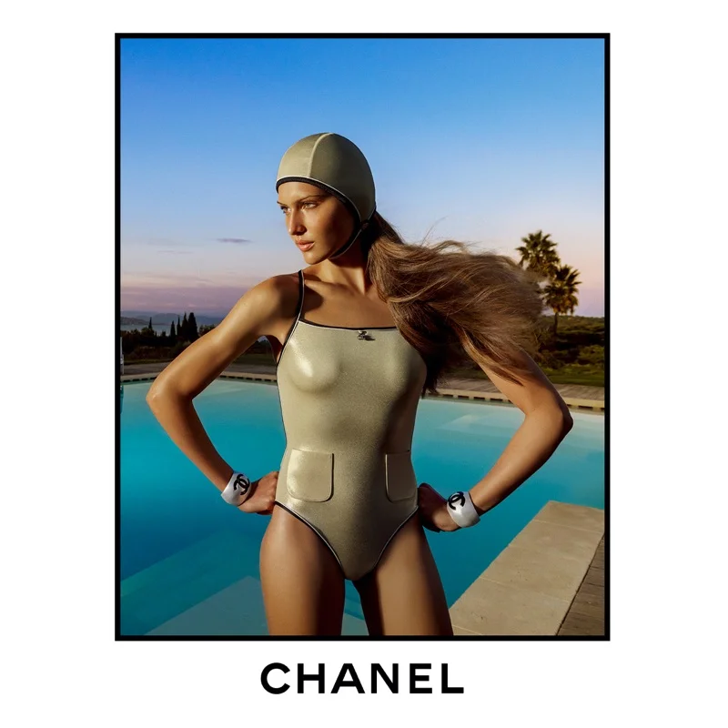 Στην καμπάνια Chanel Coco Beach 2025, φωτογραφημένη από τους Inez & Vinoodh
