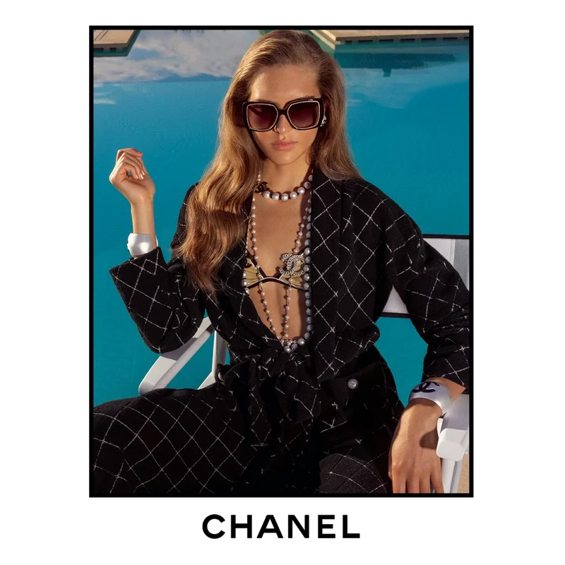 Στην καμπάνια Chanel Coco Beach 2025, φωτογραφημένη από τους Inez & Vinoodh