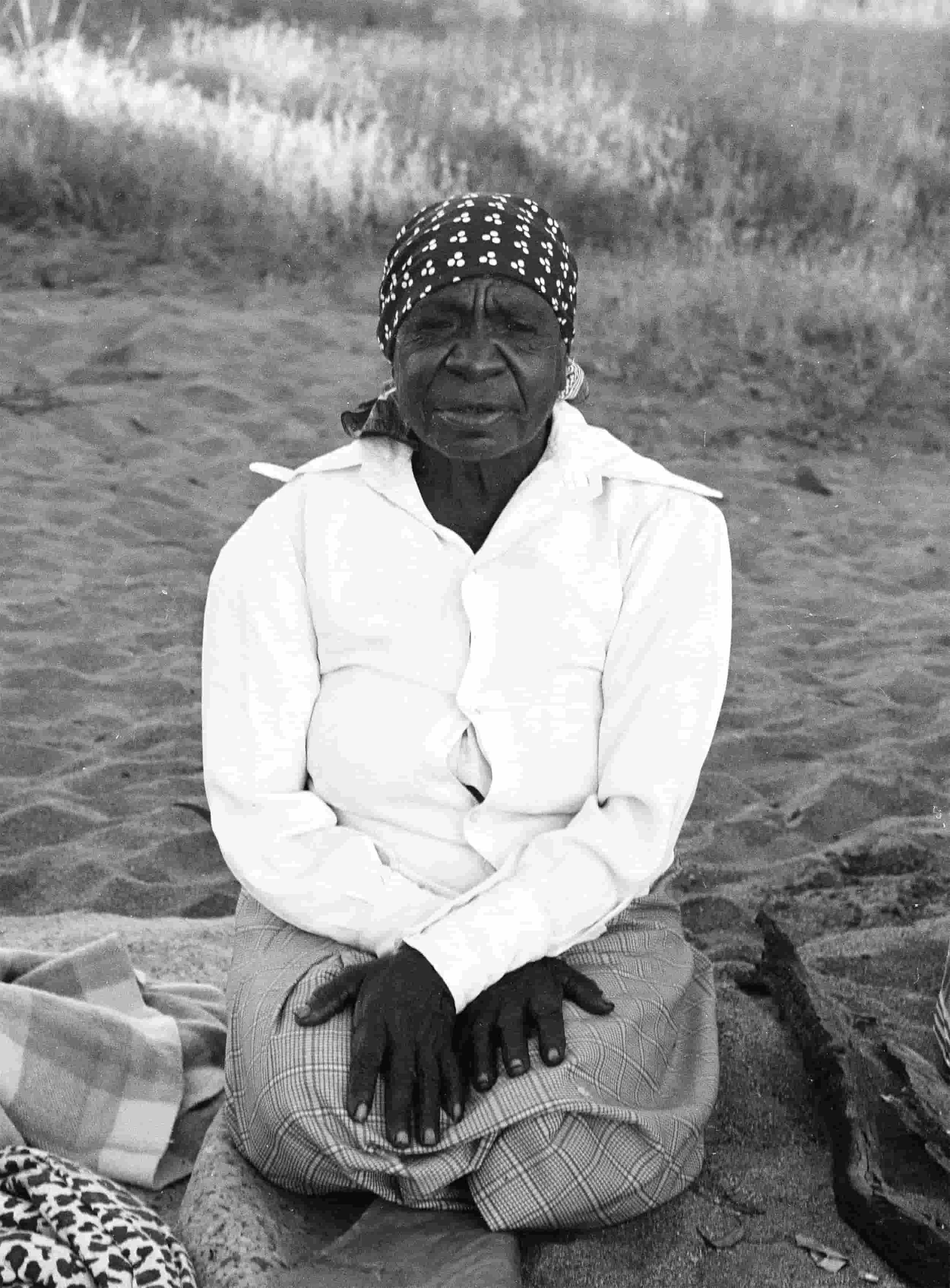 Emily Kam Kngwarray near Mparntwe Alice Springs in 1980. ©Toly Sawenko