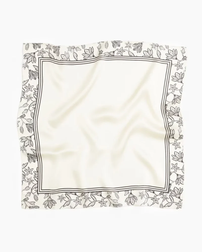 Carré scarves: Τετράγωνα μαντήλια παντού