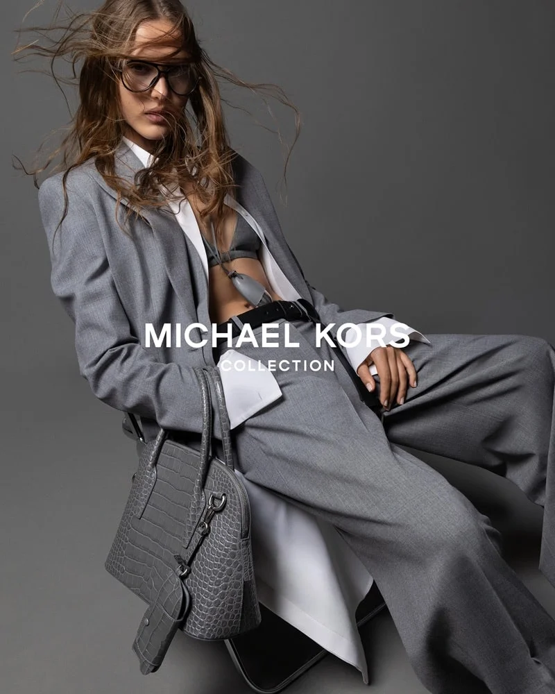 Για τη συλλογή Fall 2025 του οίκου Michael Kors, φωτογραφημένη από τους Inez & Vinoodh 