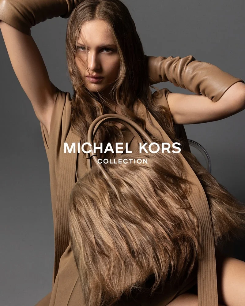 Για τη συλλογή Fall 2025 του οίκου Michael Kors, φωτογραφημένη από τους Inez & Vinoodh 