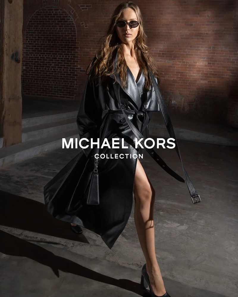 Για τη συλλογή Fall 2025 του οίκου Michael Kors, φωτογραφημένη από τους Inez & Vinoodh 