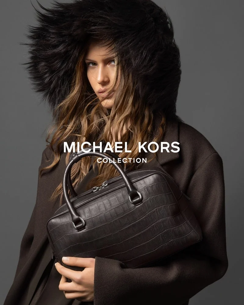 Για τη συλλογή Fall 2025 του οίκου Michael Kors, φωτογραφημένη από τους Inez & Vinoodh 