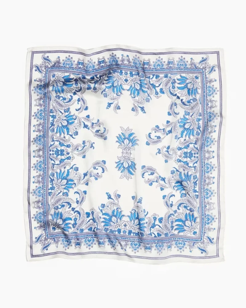 Carré scarves: Τετράγωνα μαντήλια παντού