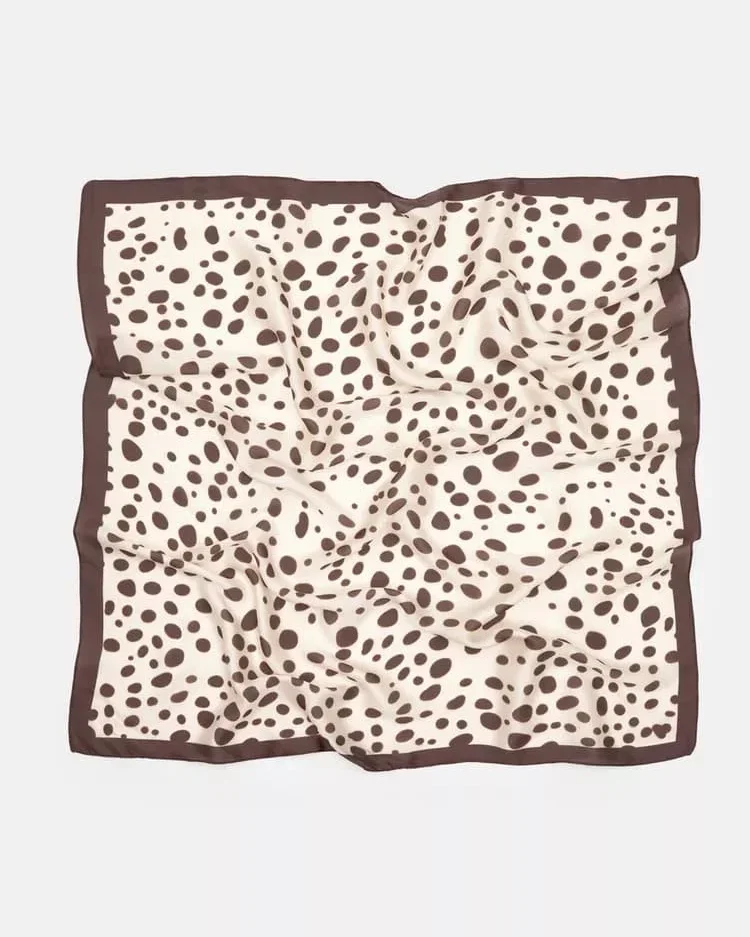 Carré scarves: Τετράγωνα μαντήλια παντού