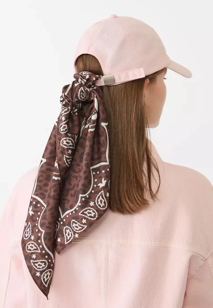 Carré scarves: Τετράγωνα μαντήλια παντού