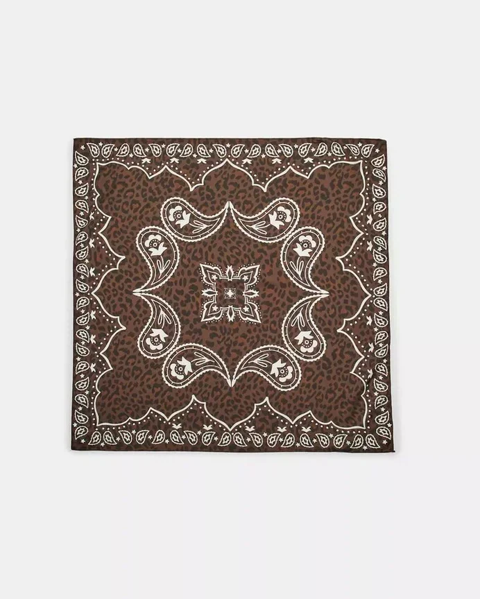 Carré scarves: Τετράγωνα μαντήλια παντού