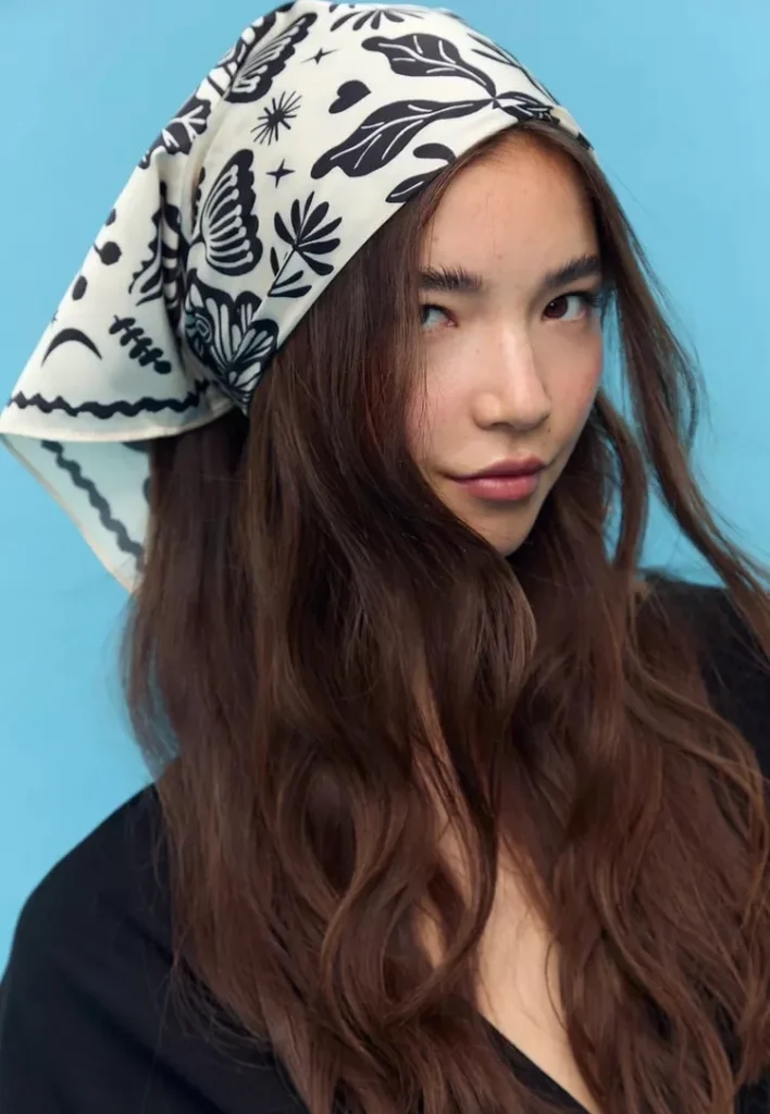 Carré scarves: Τετράγωνα μαντήλια παντού