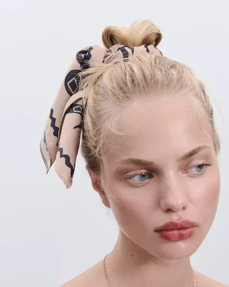 Carré scarves: 9 τετράγωνα μαντήλια προσθέτουν μοναδικό στιλ