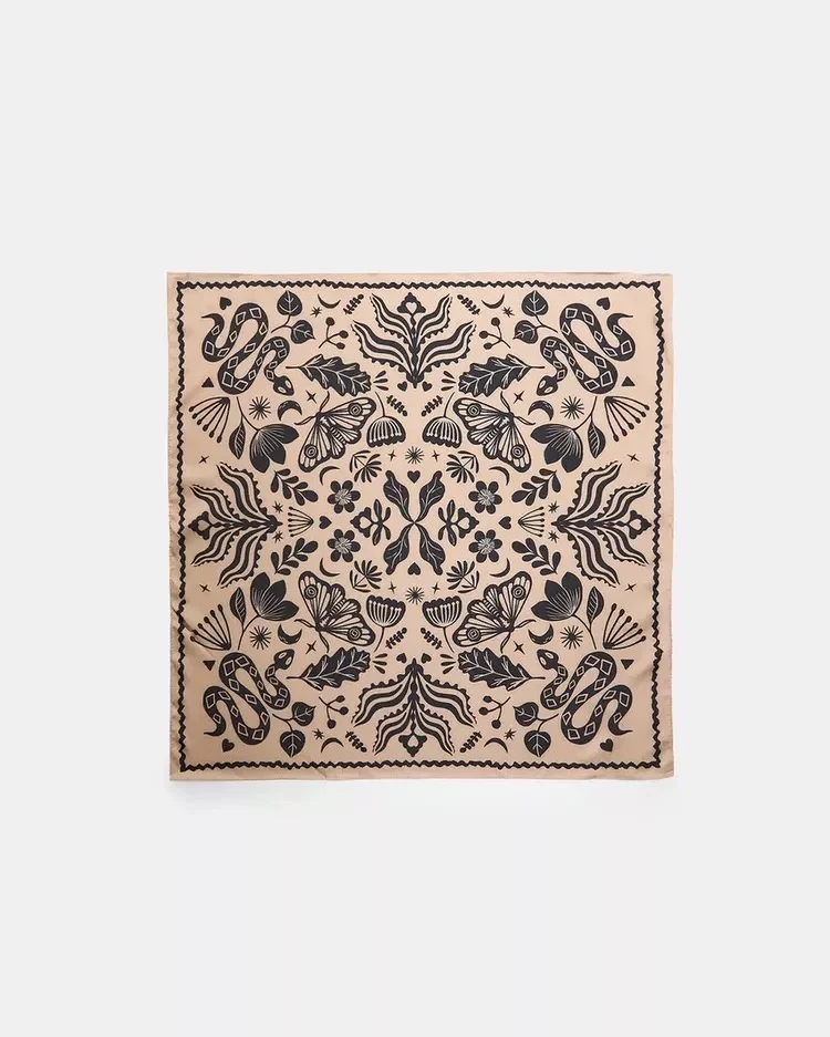 Carré scarves: 9 τετράγωνα μαντήλια προσθέτουν μοναδικό στιλ