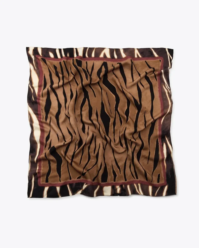 Carré scarves: Τετράγωνα μαντήλια παντού