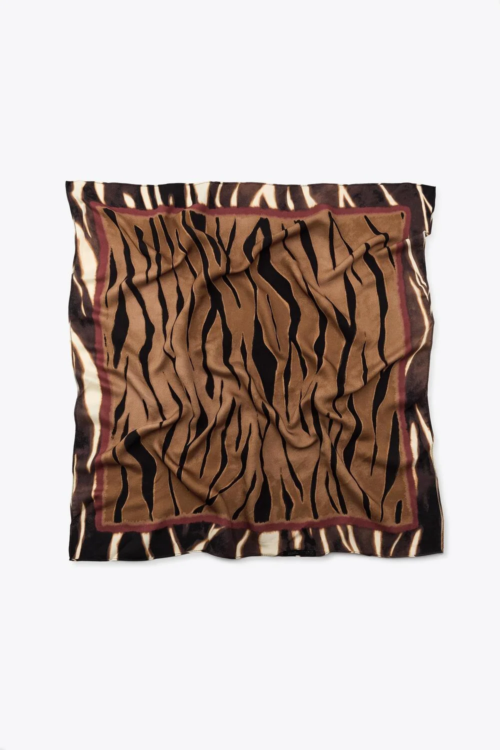 Τετράγωνο μαντήλι με animal print 15,95 € Zara
