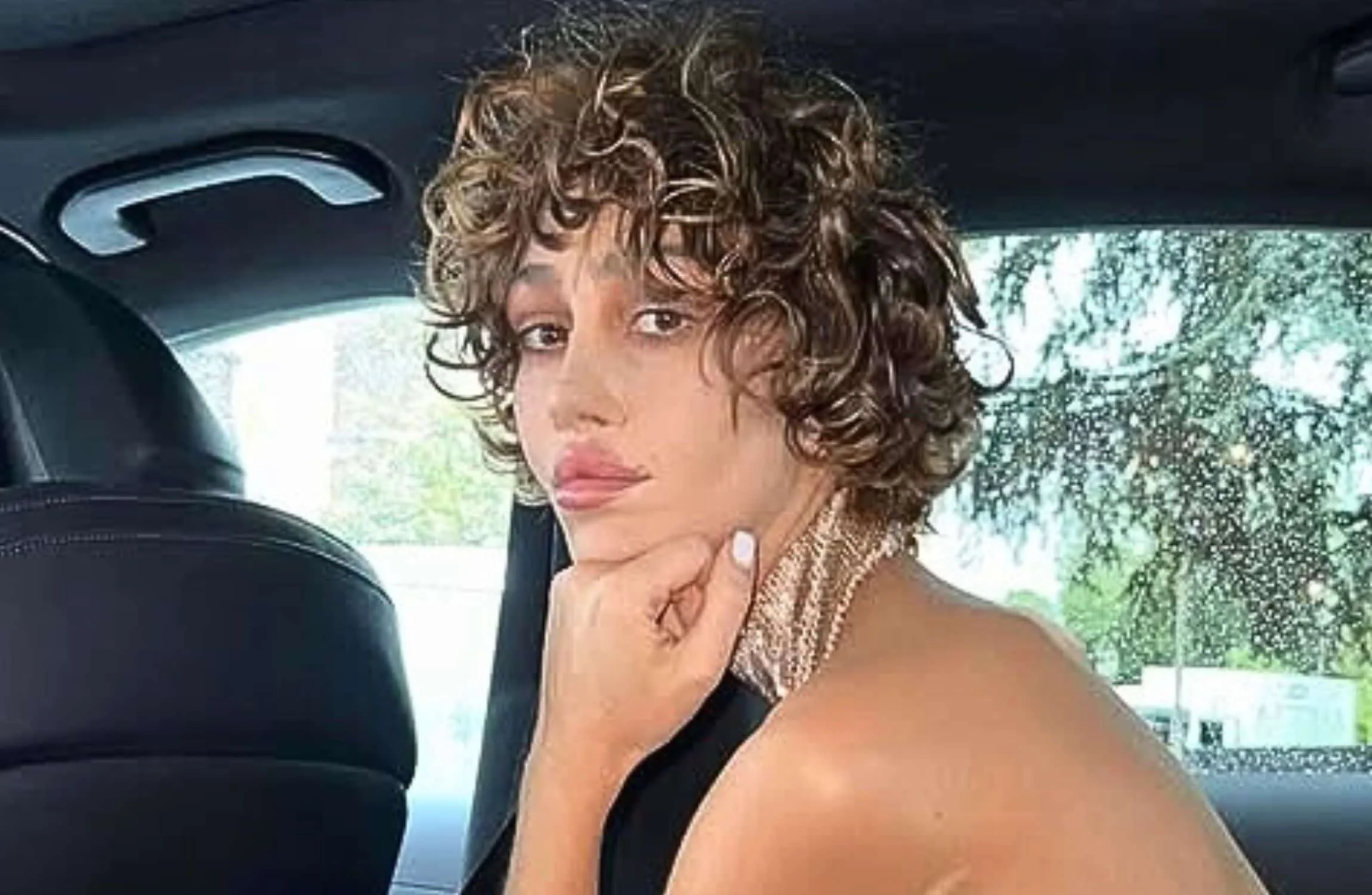 Η Nadia Lee Cohen με χτένισμα από τη Shon Ju