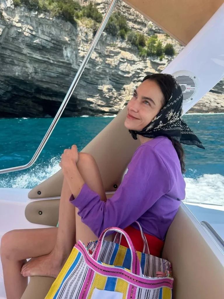 Carré scarves: Τετράγωνα μαντήλια παντού