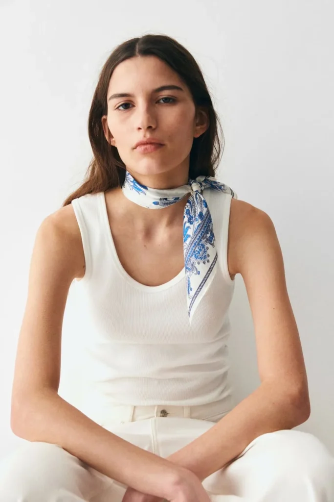 Carré scarves: Τετράγωνα μαντήλια παντού