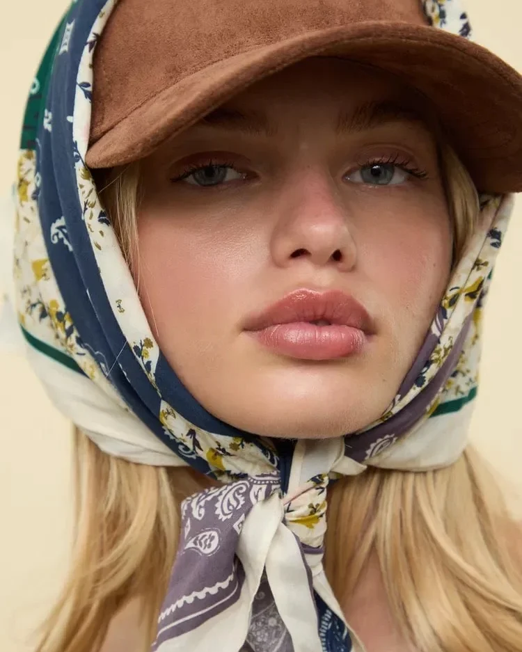 Carré scarves: Τετράγωνα μαντήλια παντού