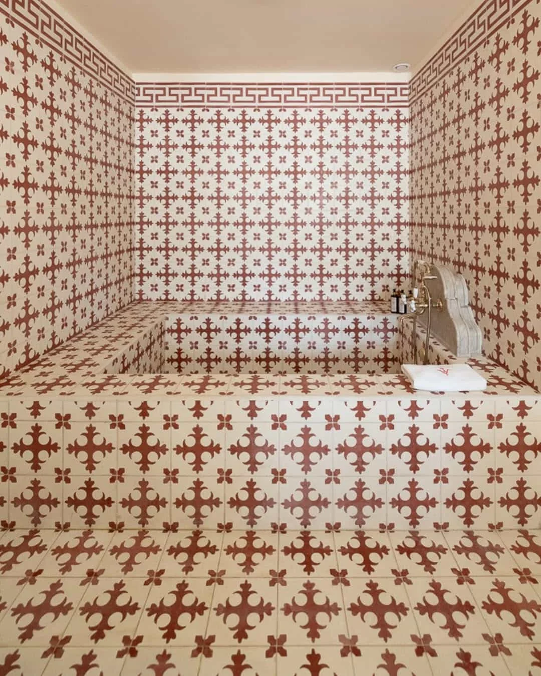 Τα πλακάκια, χειροποίητα στο Fábrica de Azulejos de Azeitão, κοσμούν τους τοίχους σαν μια αρχαία ιστορία που αφηγείται με χρώμα, ακρίβεια και αιωρούμενο χρόνο.