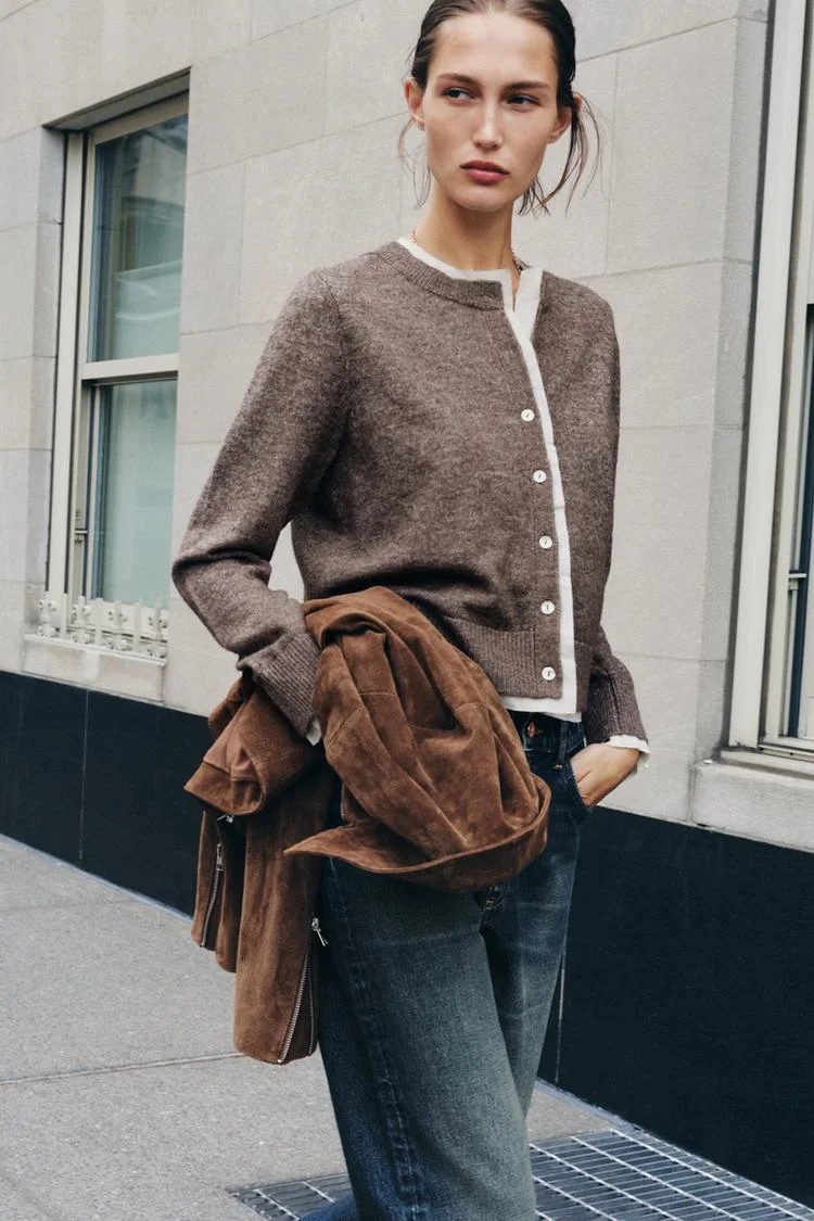 Πλεκτή ζακέτα με ύφασμα σε αντίθεση. 39,95€, Zara