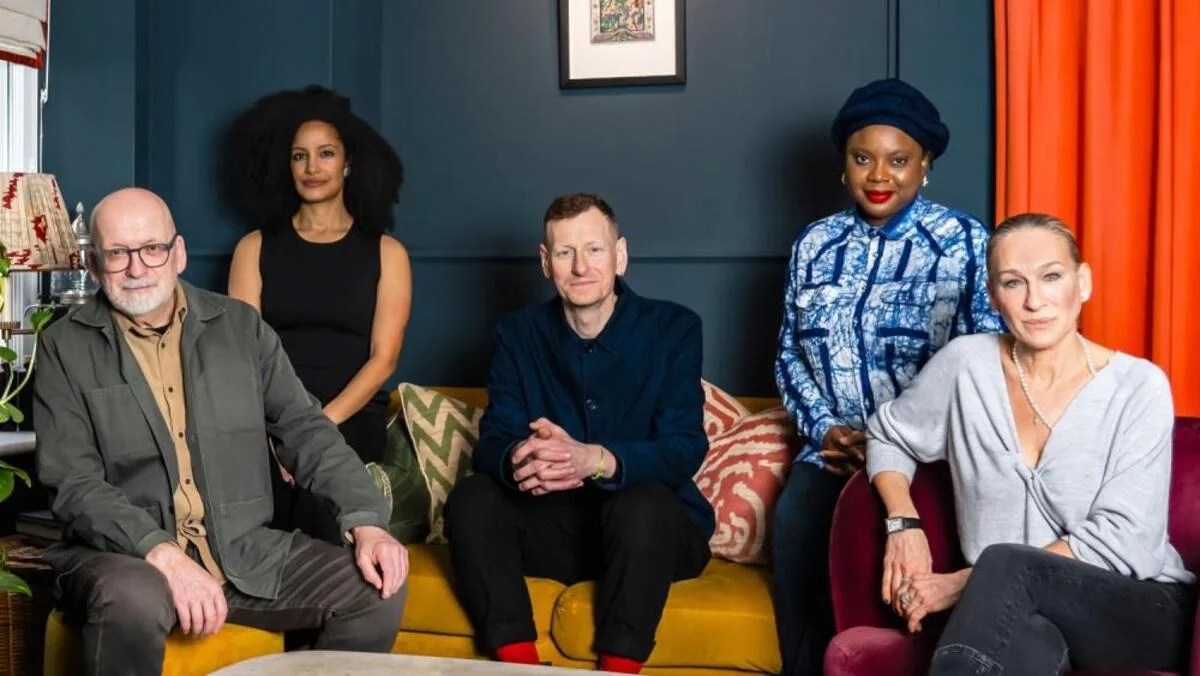 Η κριτική επιτροπή του Booker Prize 2025, Ayọ̀bámi Adébáyọ̀, Chris Power, Kiley Reid, Roddy Doyle και Sarah Jessica Parker, φωτογραφημένοι στο Fortnum & Mason στο Λονδίνο.