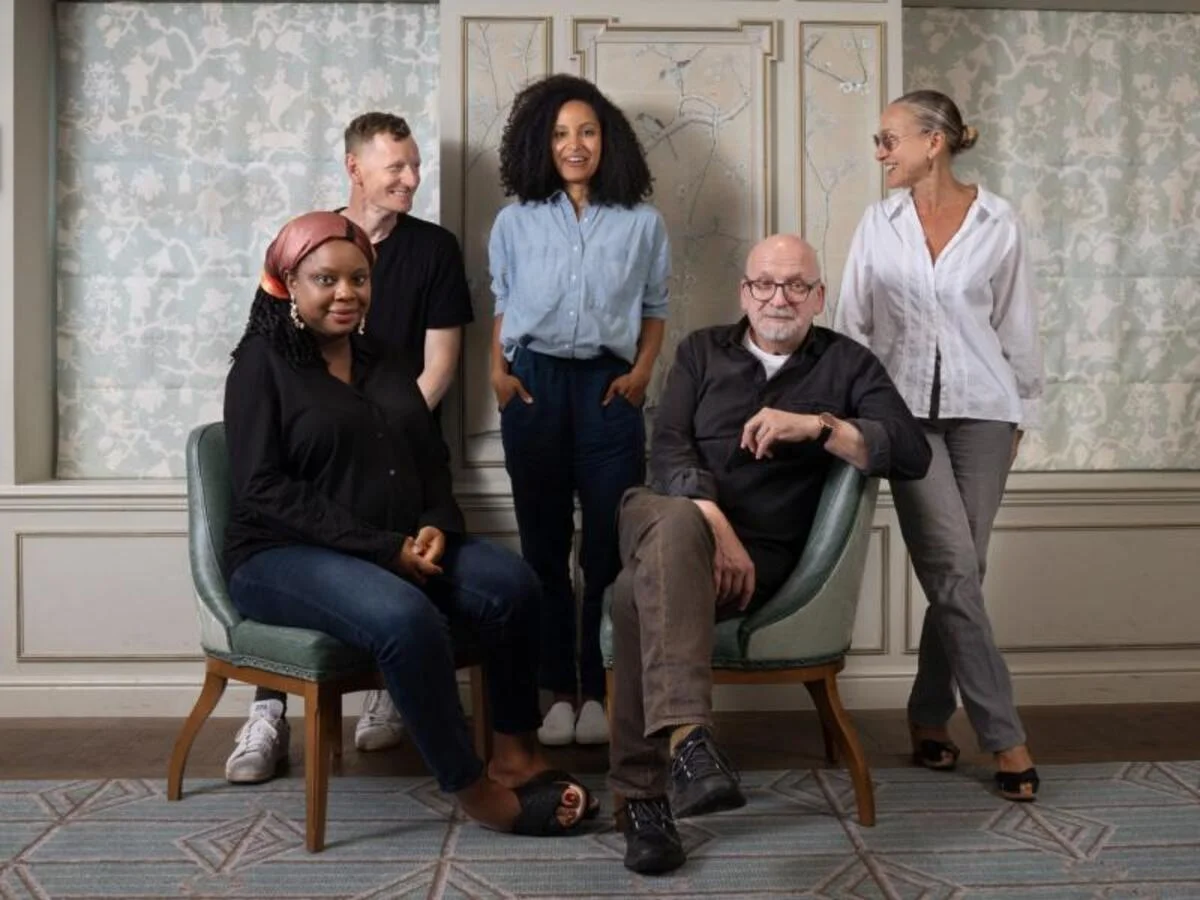 Η κριτική επιτροπή του Booker Prize 2025, Ayọ̀bámi Adébáyọ̀, Chris Power, Kiley Reid, Roddy Doyle και Sarah Jessica Parker, φωτογραφημένοι στο Fortnum & Mason στο Λονδίνο.