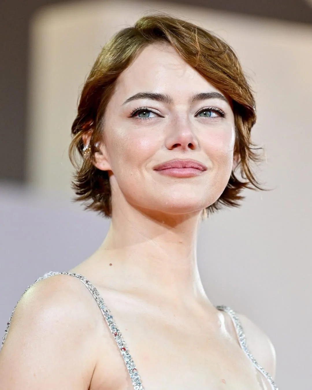 Η Emma Stone συνδύασε το διαχρονικό cat-eye με nude χείλη