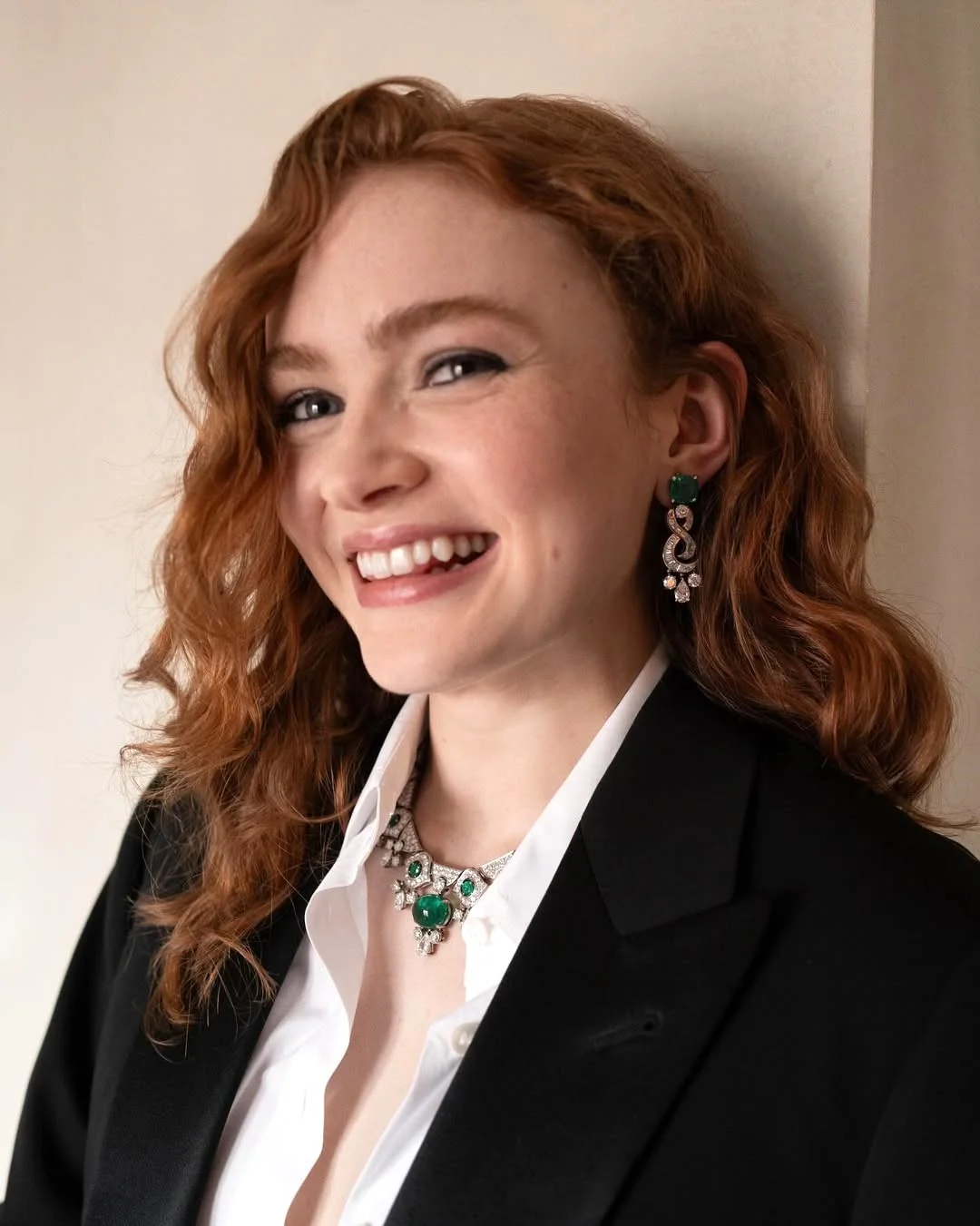 Η Sadie Sink με nude-ροζ απόχρωση που ισορροπούσε ιδανικά με τα ελαφρώς πιο έντονα μάτια της