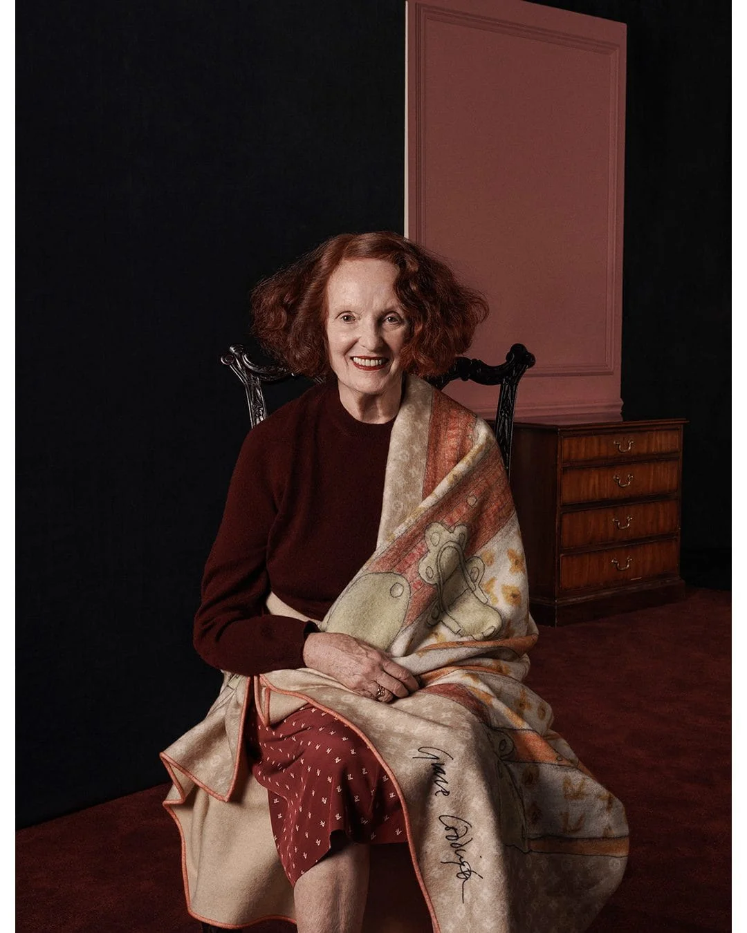 Η Grace Coddington φοράει ένα πουλόβερ, φούστα και κουβέρτα Louis Vuitton Travels With Grace Coddington. Photography: @craigmcdeanstudio Styling: @therealgracecoddington Hair: @shayashual Makeup: @francelledaly Production: @graceyconnelly για το WMagazine