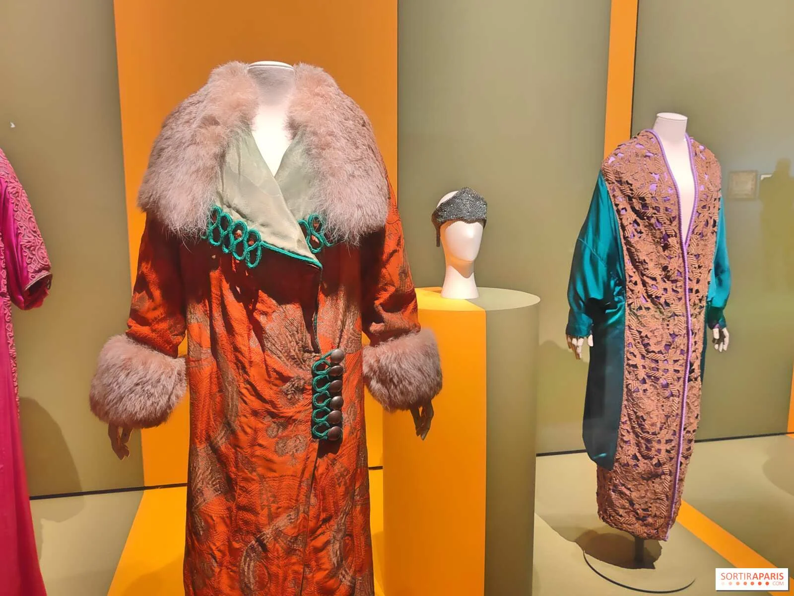 “Paul Poiret: Fashion is a Feast”: 500 δημιουργίες που όρισαν την ουσία της μόδας