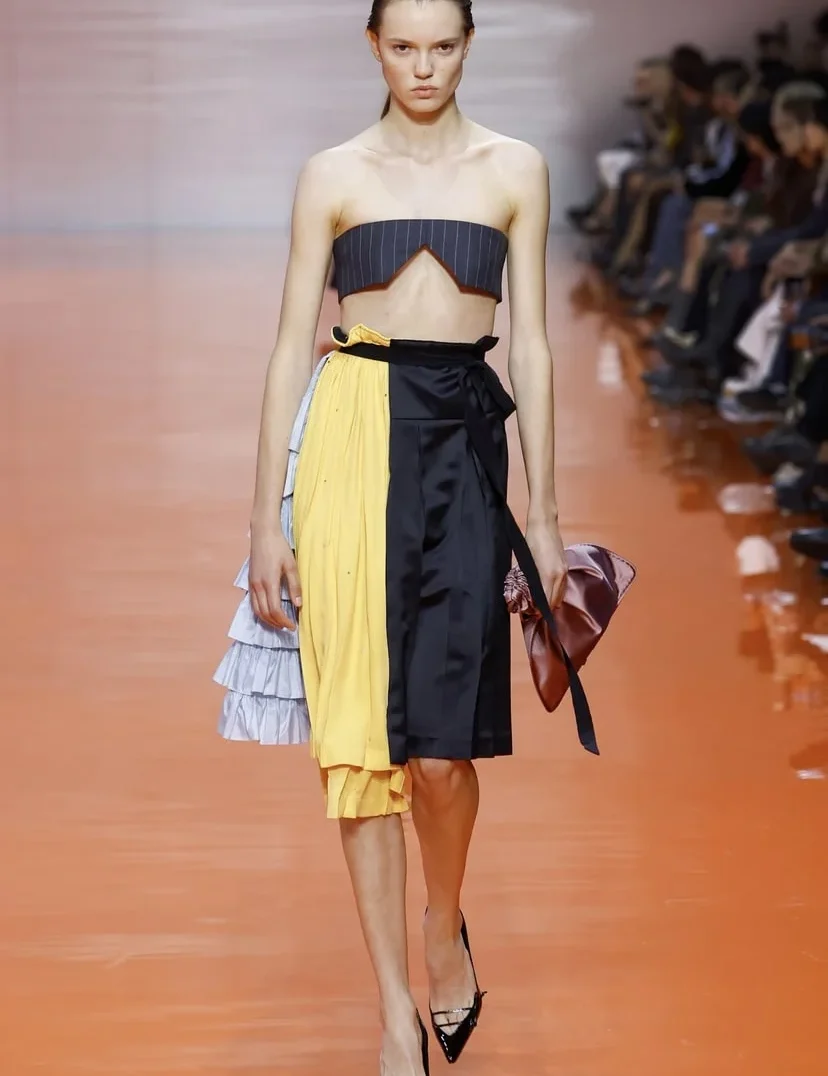 Prada ss26: Ένα βήμα πέρα από το αναμενόμενο