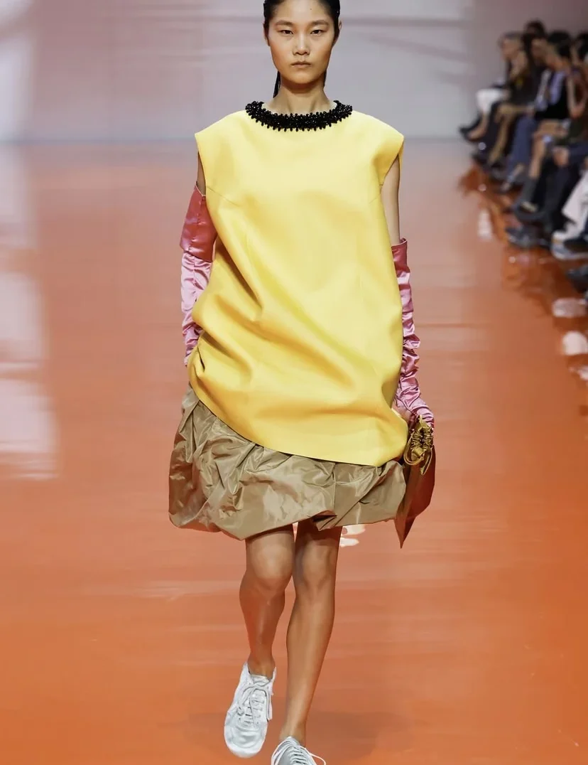 Prada ss26: Ένα βήμα πέρα από το αναμενόμενο