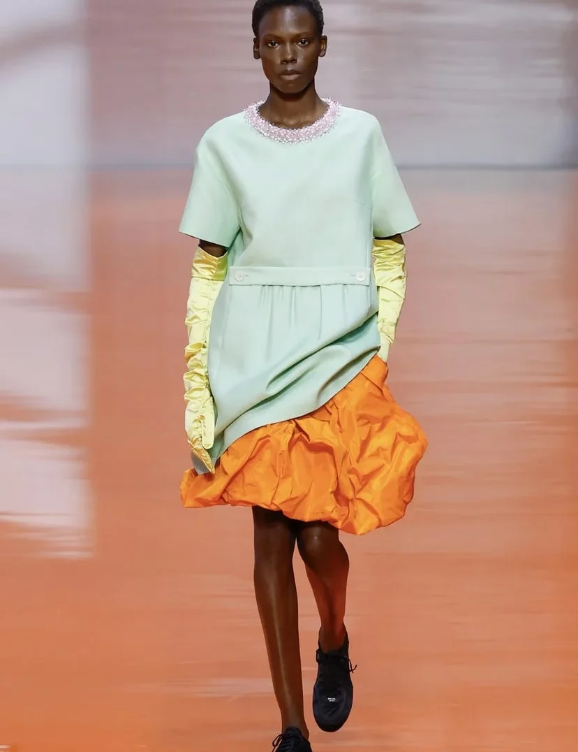 Prada ss26: Ένα βήμα πέρα από το αναμενόμενο