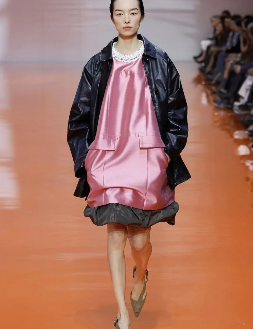 Prada ss26: Ένα βήμα πέρα από το αναμενόμενο