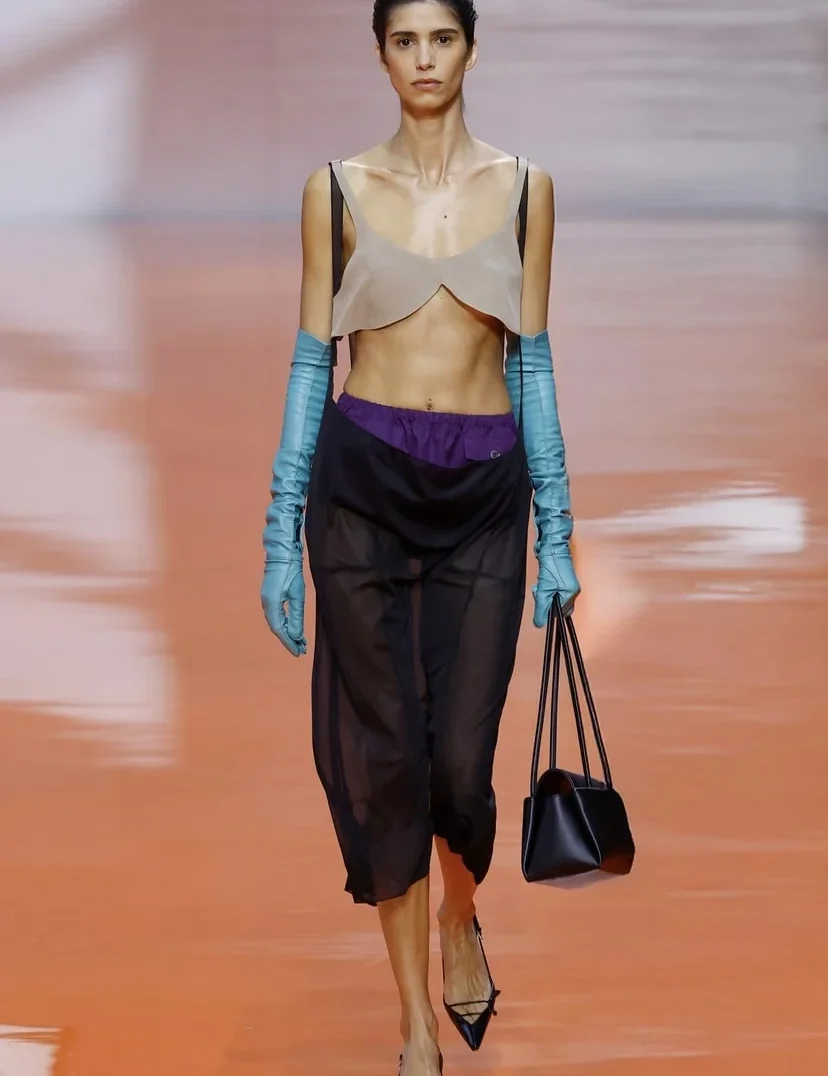 Prada ss26: Ένα βήμα πέρα από το αναμενόμενο