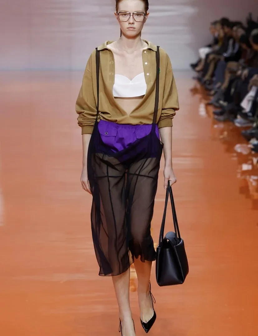 Prada ss26: Ένα βήμα πέρα από το αναμενόμενο