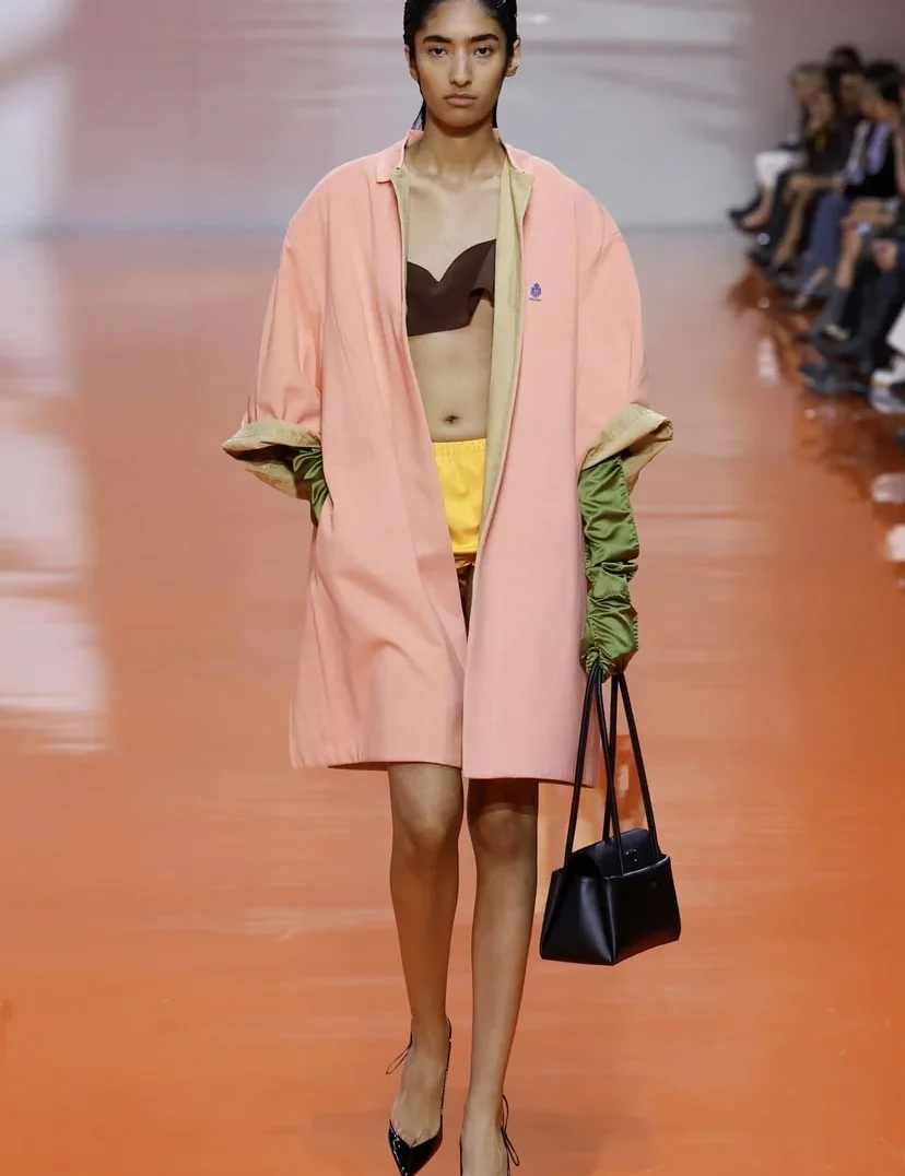 Prada ss26: Ένα βήμα πέρα από το αναμενόμενο