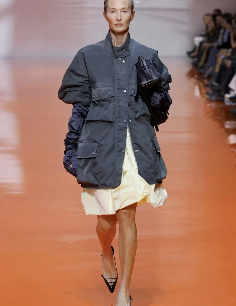 Prada ss26: Ένα βήμα πέρα από το αναμενόμενο