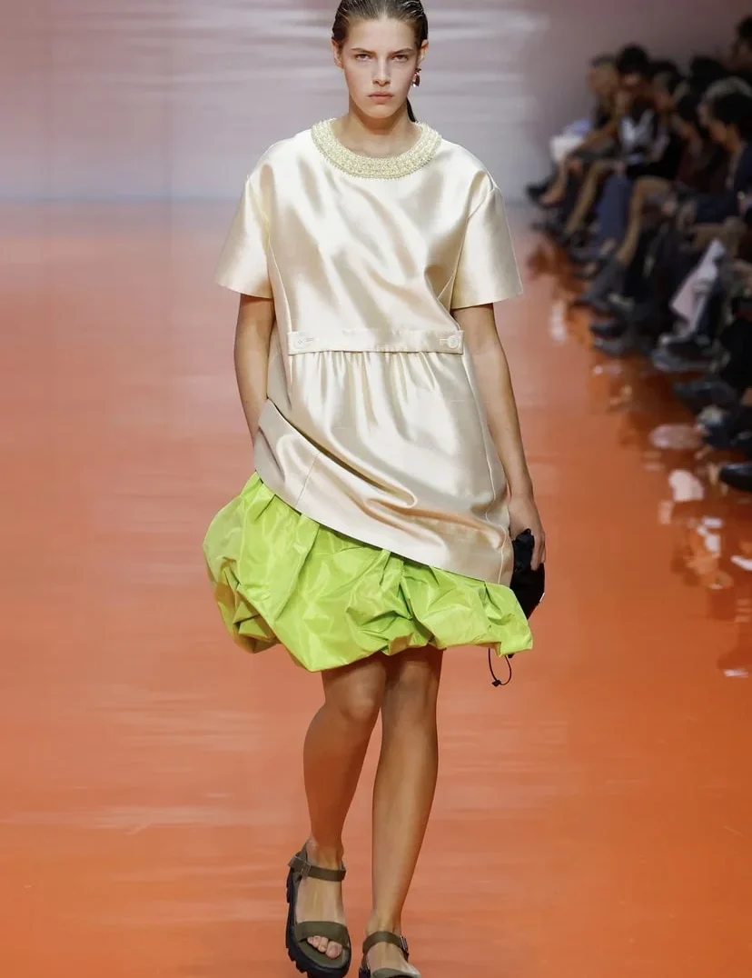 Prada ss26: Ένα βήμα πέρα από το αναμενόμενο
