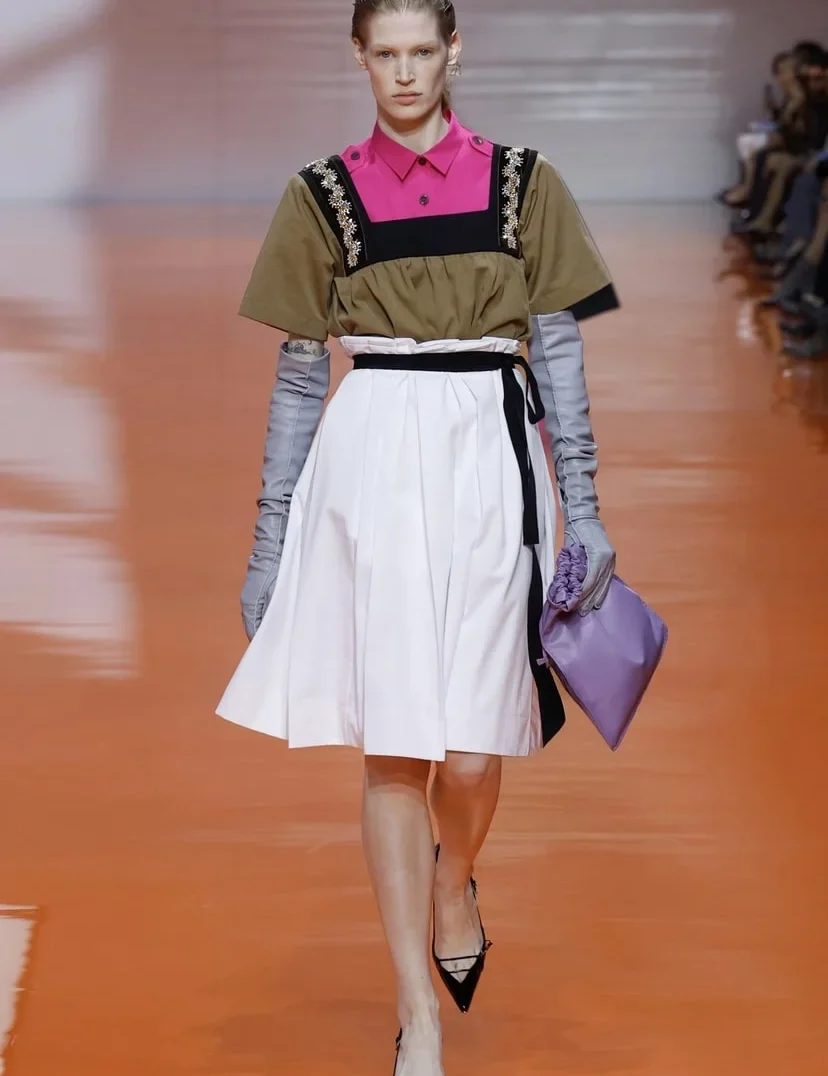Prada ss26: Ένα βήμα πέρα από το αναμενόμενο
