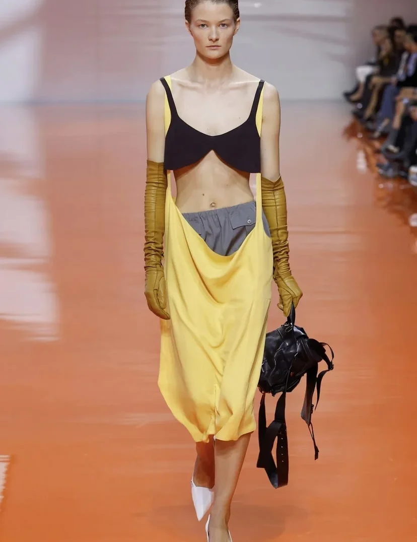 Prada ss26: Ένα βήμα πέρα από το αναμενόμενο