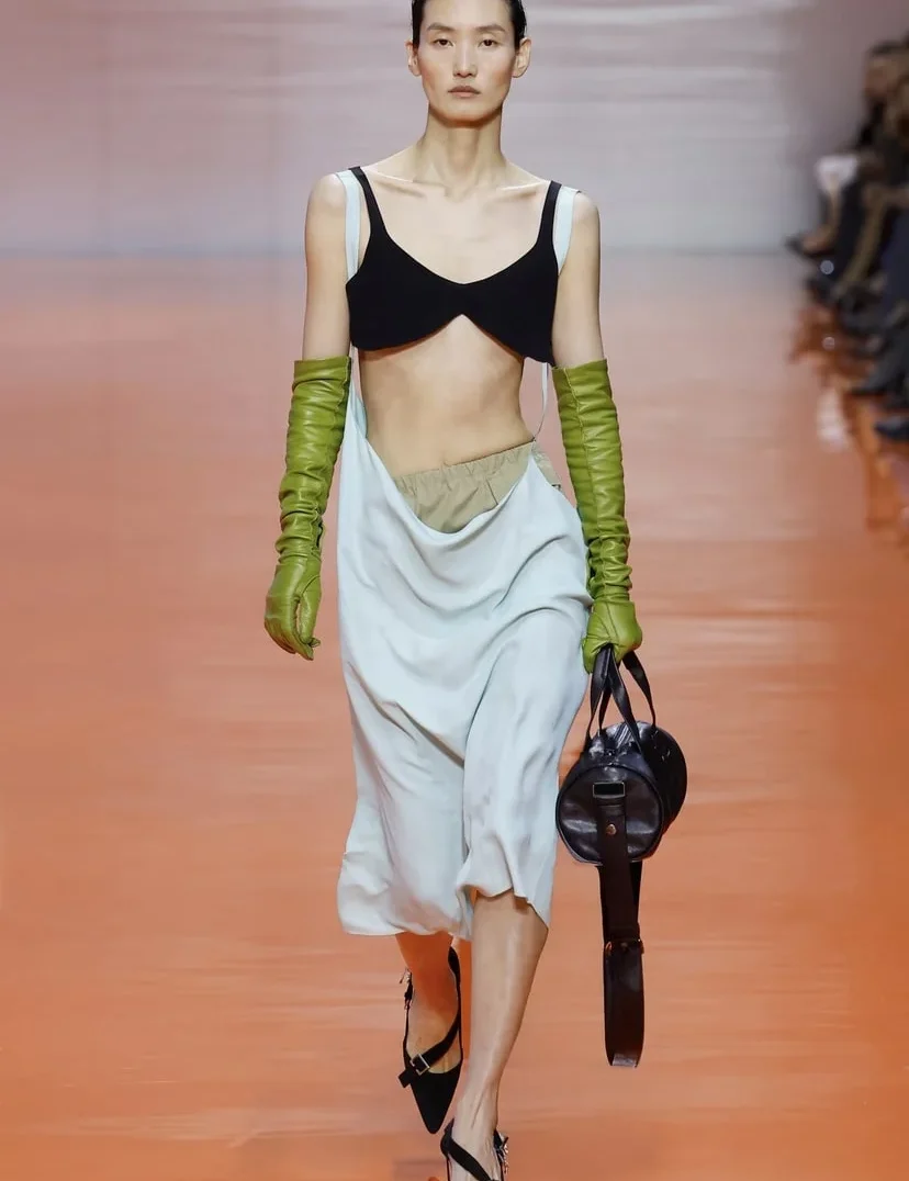 Prada ss26: Ένα βήμα πέρα από το αναμενόμενο
