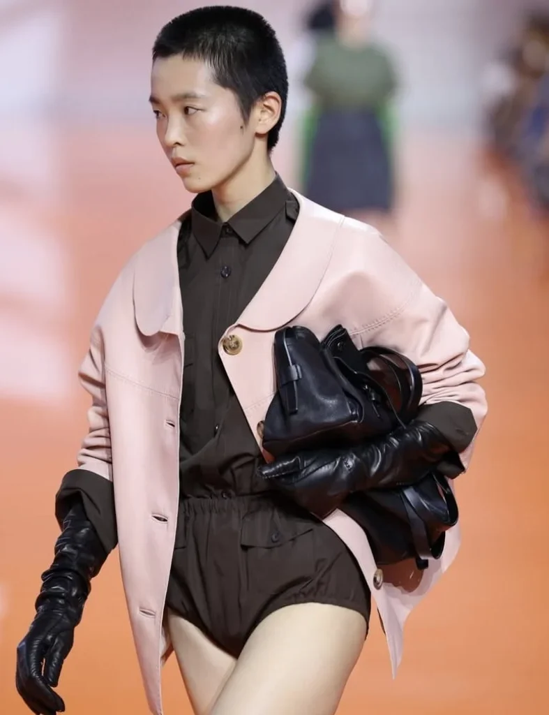 Prada ss26: Ένα βήμα πέρα από το αναμενόμενο