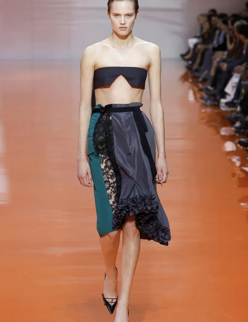 Prada ss26: Ένα βήμα πέρα από το αναμενόμενο