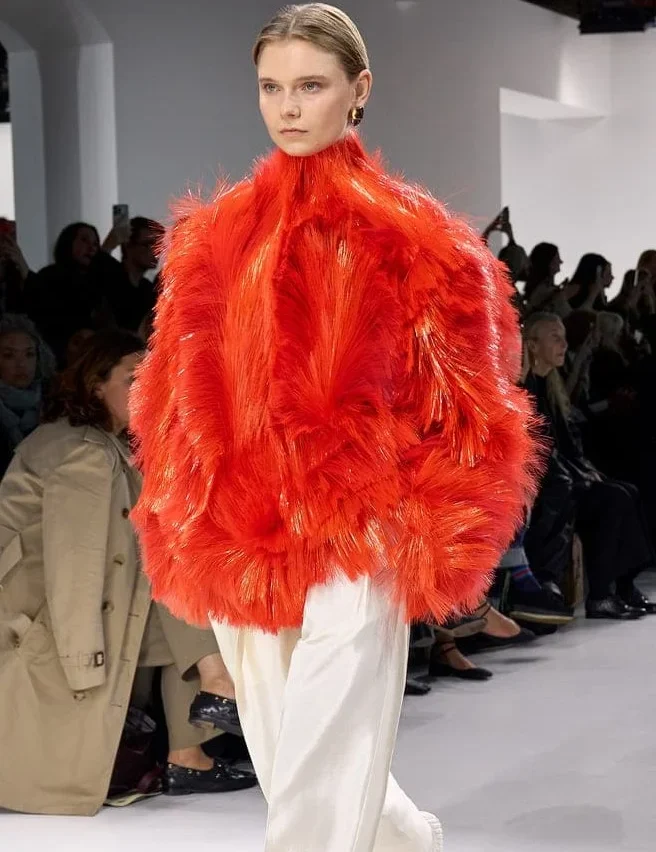Bottega Veneta ss26: Η Louise Trotter υφαίνει το μέλλον με δεξιοτεχνική φαντασία