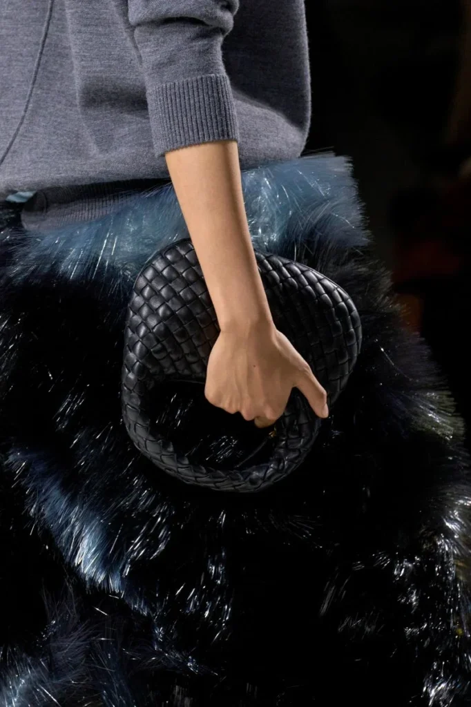 Bottega Veneta ss26: Η Louise Trotter υφαίνει το μέλλον με δεξιοτεχνική φαντασία