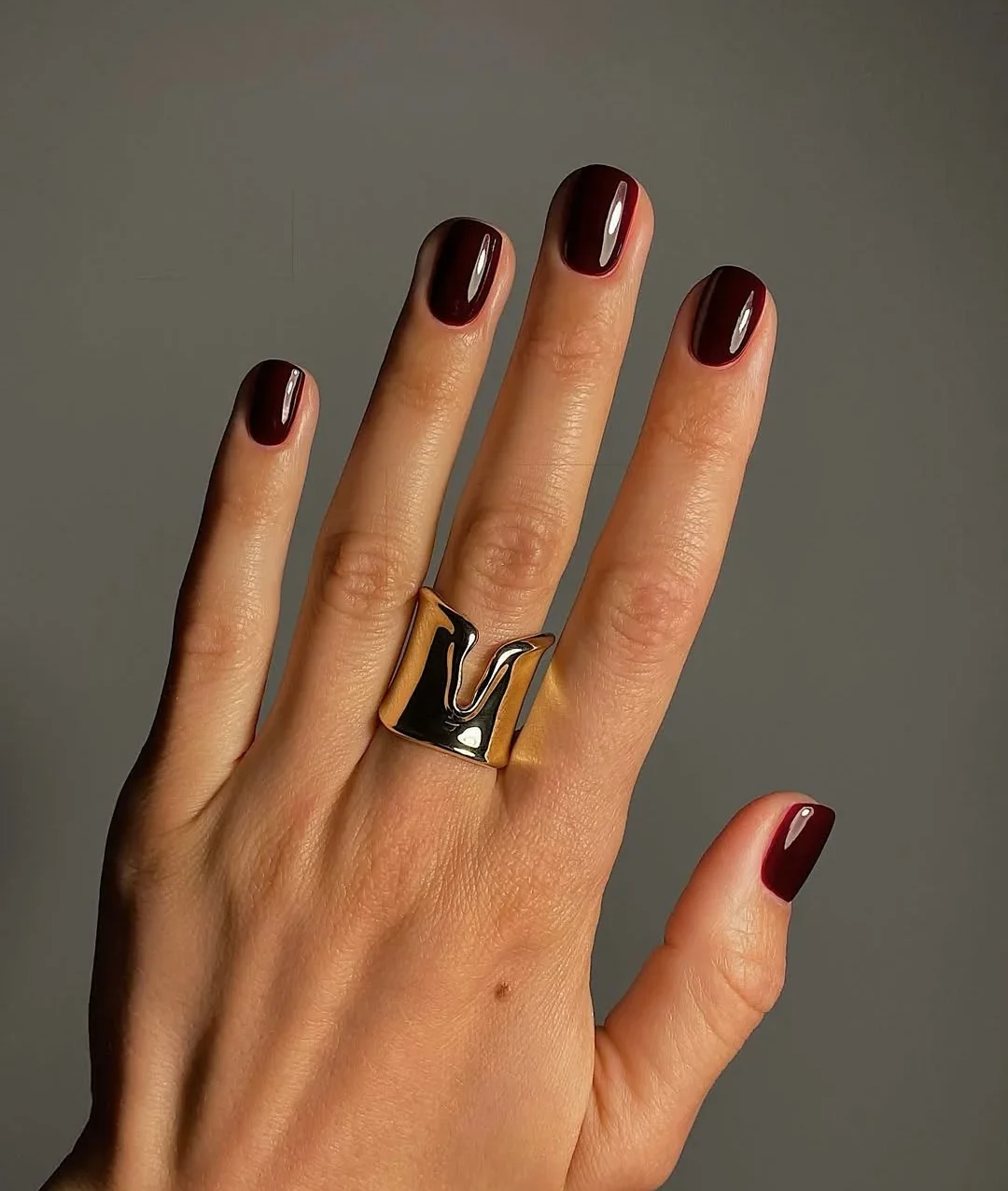 Fall_nails_2025_BEAUTEMAG_10_25_03 Winter nails ‘25: 16 αγαπημένες καφέ αποχρώσεις για τα νύχια