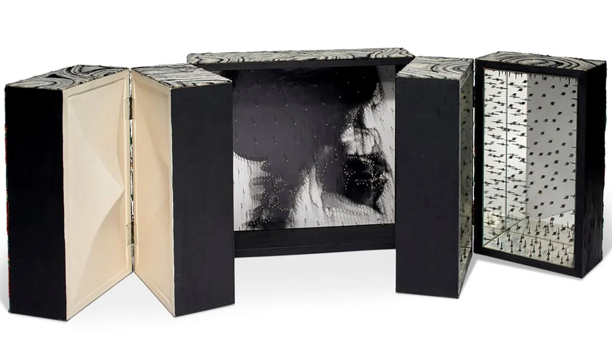 Lucas Samaras Box #40, 1965
Wood box construction— paint, yarn, mirror, tacks, nails and photograph, dimensions variable 14" × 40-1/2" × 12-1/4" (35.6 cm × 102.9 cm × 31.1 cm), open 14" × 16-1/4" × 12-
1/4" (35.6 cm × 41.3 cm × 31.1 cm), closed
© The Estate of Lucas Samaras, courtesy Pace Gallery