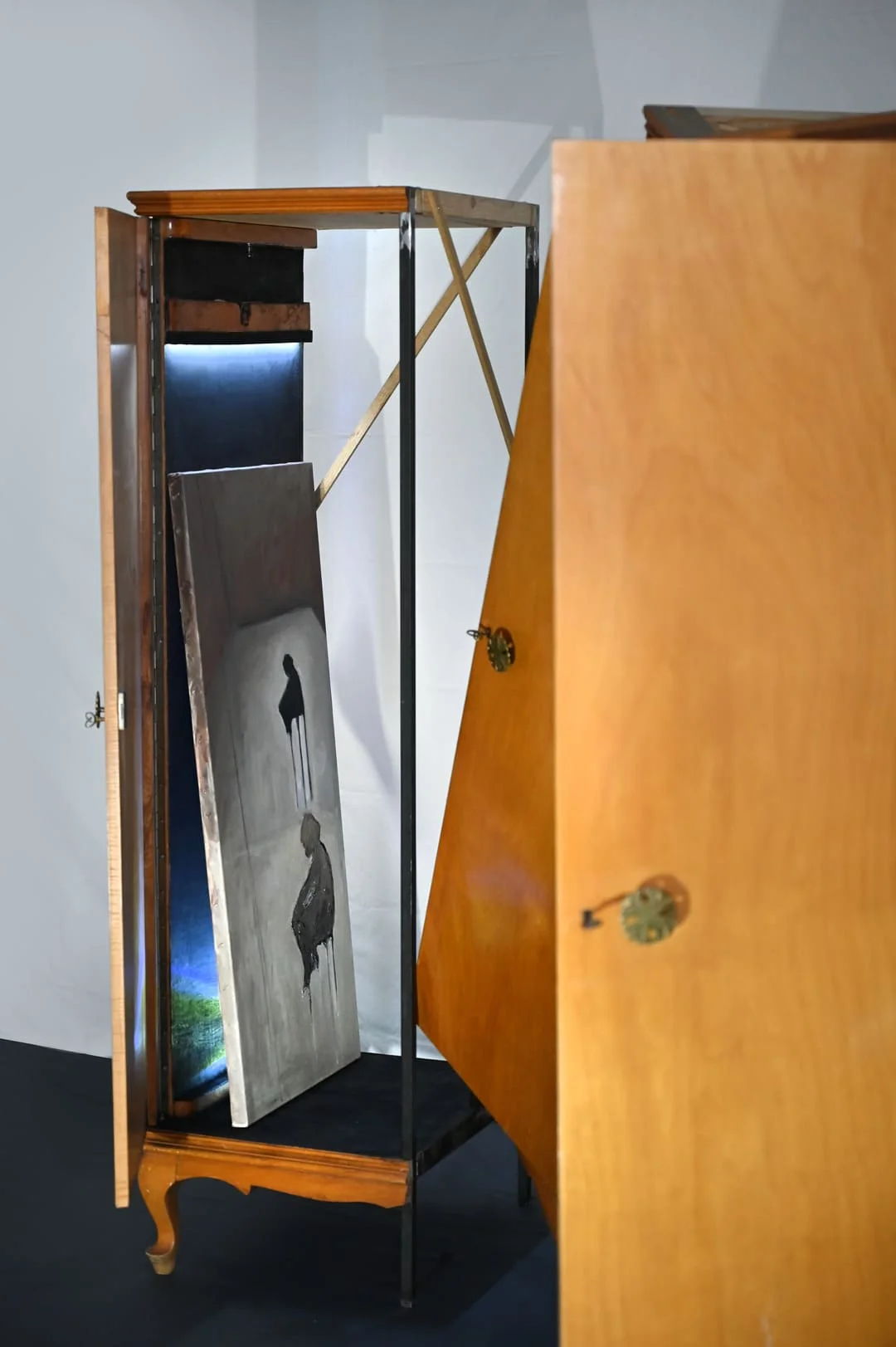 Λεπτομέρεια της installation "Armoire au Feminin" 