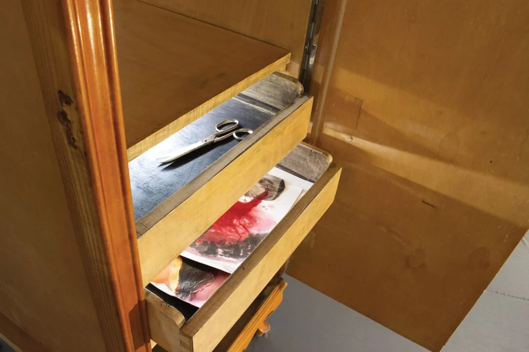 Λεπτομέρεια της installation "Armoire au Feminin" 