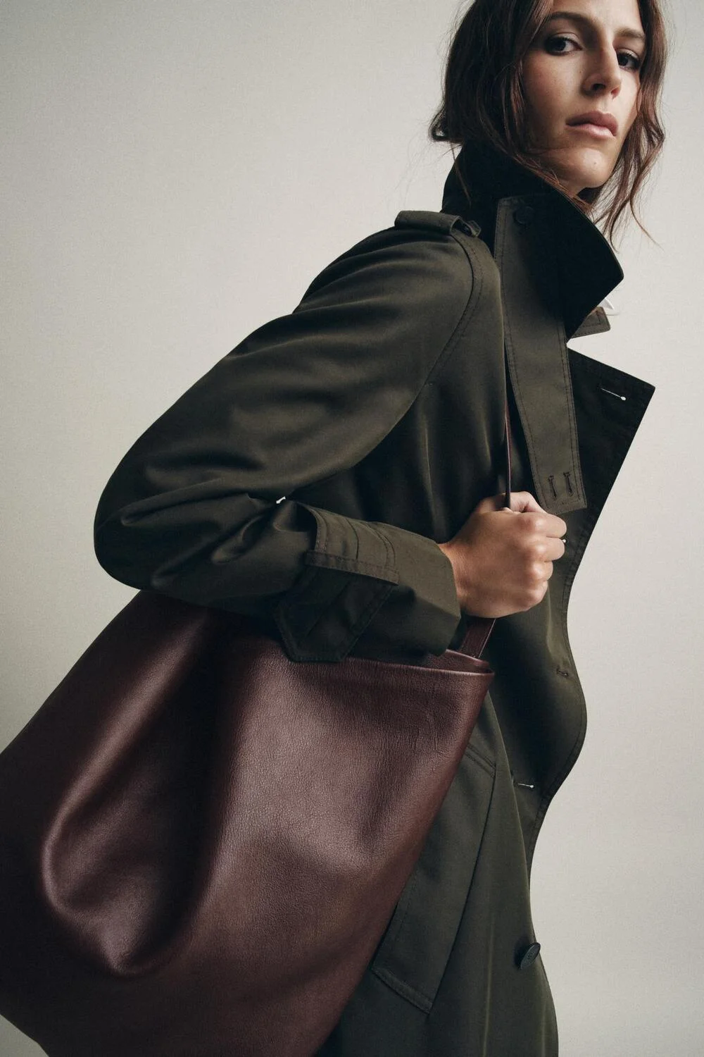 Δερμάτινη τσάντα σάκος, 199€, Zara